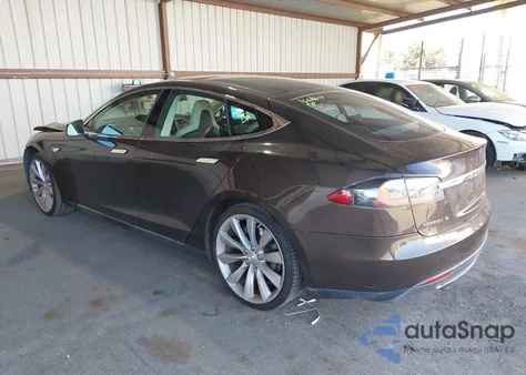 2013 Tesla Model S z USA, uszkodzony, nr VIN 5YJSA1DN6DFP06074